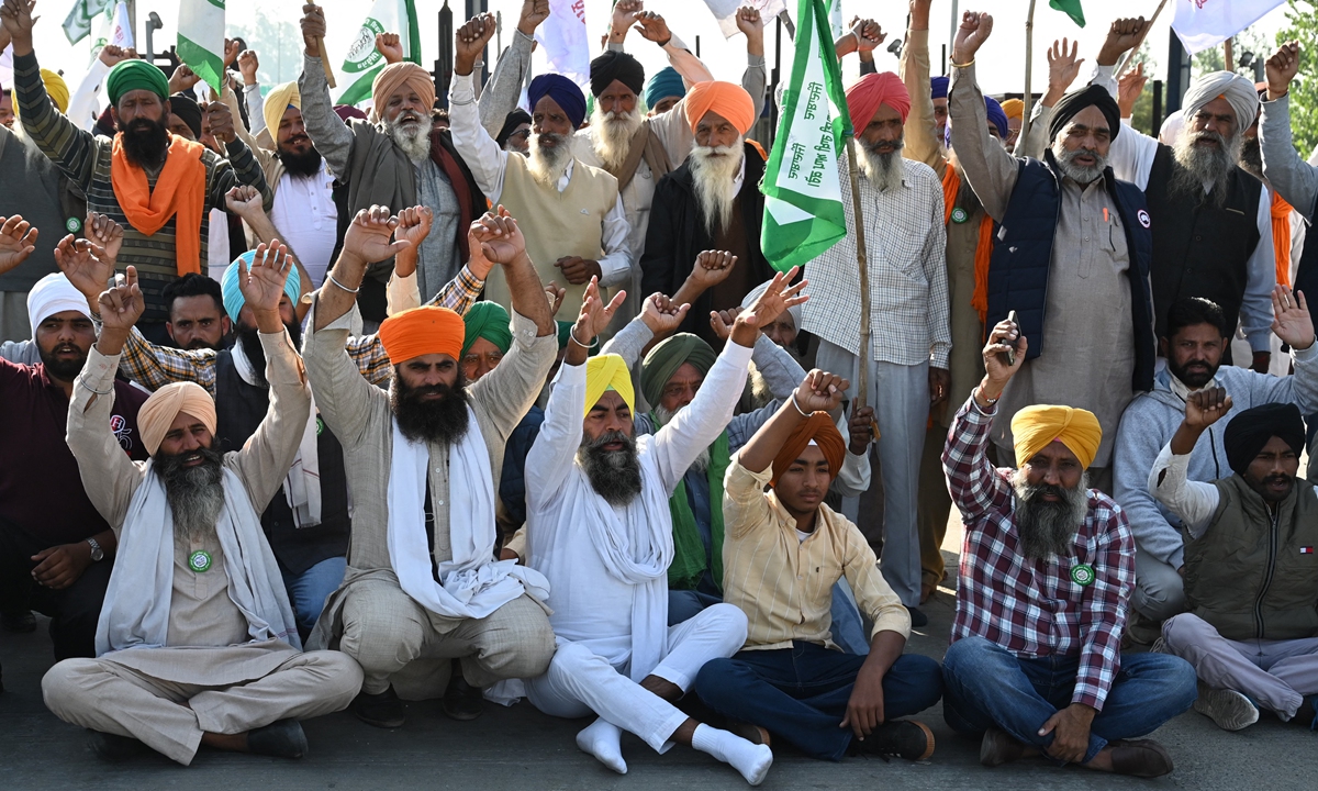 Farmers shout slogans as they protest against Punjab state government for land acquisition and crop damage at a toll plaza on the outskirts of Amritsar, India on November 20, 2022. Photo: AFP