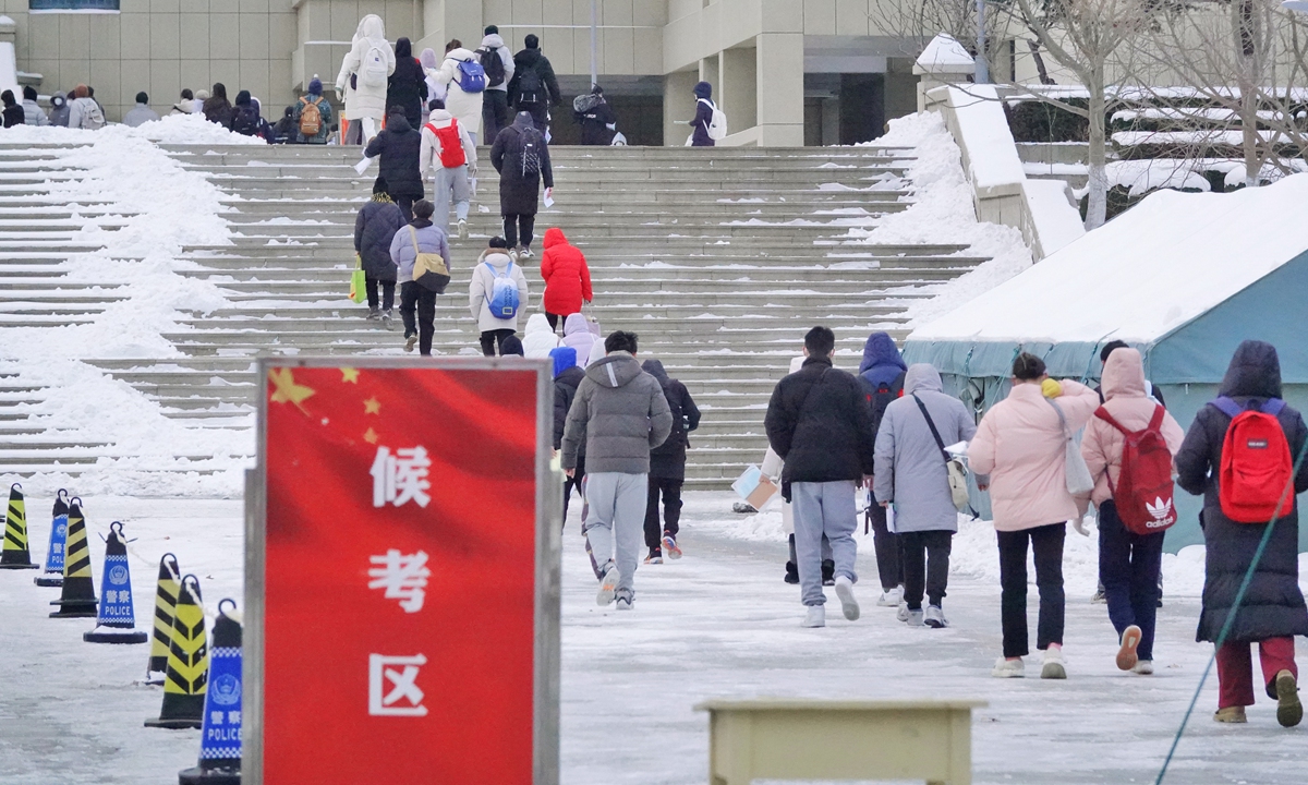 Examinees wait in long lines to enter the examination rooms to take part in?China's national postgraduate admission examinations in Penglai, East China's Shandong Province on December 24, 2022. More than 4.7 million people took the exams this year from December 24 to 26, 2022. Photo: VCG