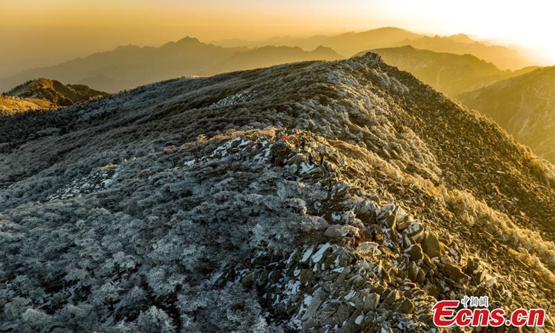 Winter sunrise shines on the mountain peak in Zhuque National Forest Park in Xi'an, northwest China's Shaanxi Province, Nov. 22, 2022, turning it into a white fairyland. (Photo: China News Service/Cheng Wenying)