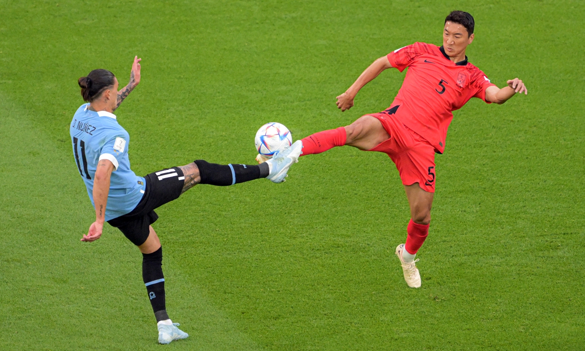 Darwin Nunez (left) of Uruguay competes for the ball with Jung Woo-young of South Korea in Al Rayyan, Qatar on November 24, 2022. Photo: VCG