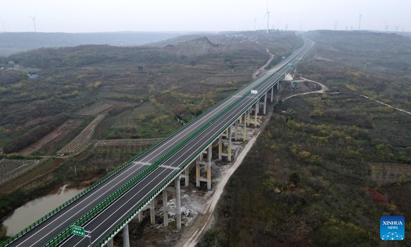 This aerial photo taken on Nov. 27, 2022 shows Heying bridge of an expressway linking Lai'an County and Tianchang City of Chuzhou, east China's Anhui Province. The 67.135-kilometer-long expressway has passed acceptance check. (Xinhua/Liu Junxi)