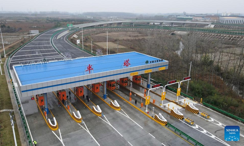 This aerial photo taken on Nov. 27, 2022 shows Banta toll station of an expressway linking Lai'an County and Tianchang City of Chuzhou, east China's Anhui Province. The 67.135-kilometer-long expressway has passed acceptance check. (Xinhua/Liu Junxi)