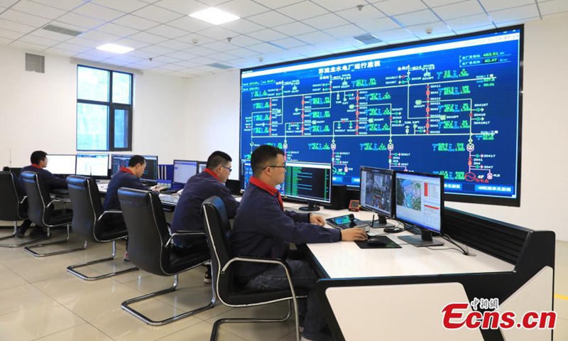 Staff members monitor the operation at the Suwalong Hydropower station at the upstream of the Jinshajiang River at the intersection of the Mangkam County of Tibet and the Batang County of the Sichuan Province, Nov. 30, 2022. (Photo: China News Service/Wang Lei)




