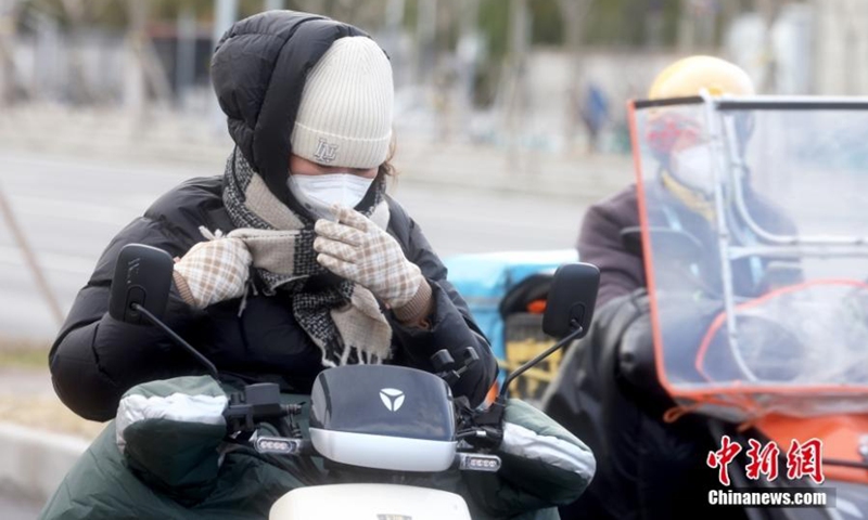 Residents wearing heavy clothing ride electric bikes on the road amid the cold wave in Beijing, Nov. 28, 2022. (Photo: China News Service/Jia Tianyong)
