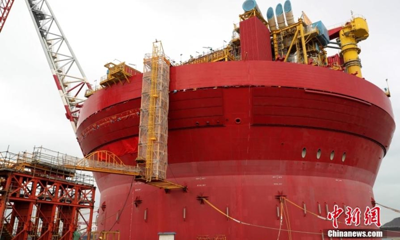 Photo taken on Nov. 29, 2022 shows a cylindrical floating production storage and offloading (FPSO) device at its delivery ceremony in Qingdao, east China's Shandong Province. (Photo provided to China News Service) 