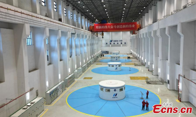 Staff members make inspection at the Suwalong Hydropower station at the upstream of the Jinshajiang River at the intersection of the Mangkam County of Tibet and the Batang County of the Sichuan Province, Nov. 30, 2022. (Photo: China News Service/Wang Lei)


