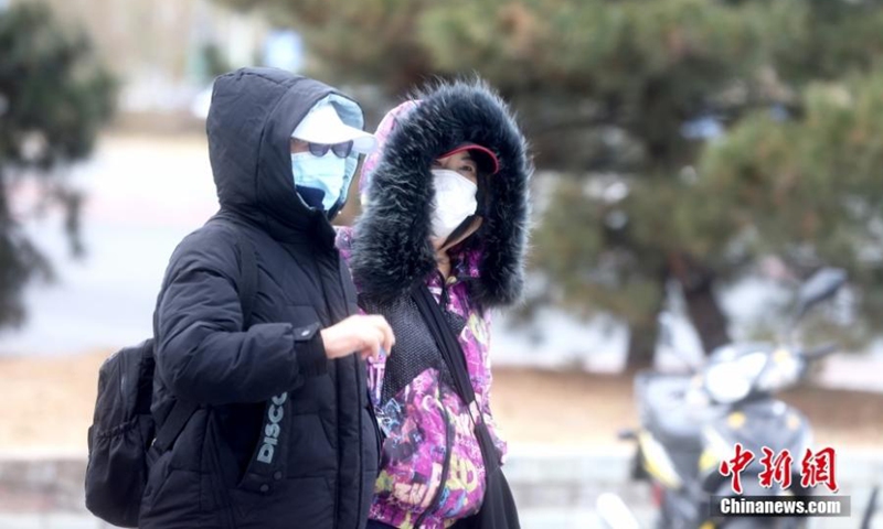 Residents brave heavy wind walking on the street in Beijing, Nov. 29, 2022. (Photo: China News Service/Jia Tianyong)
