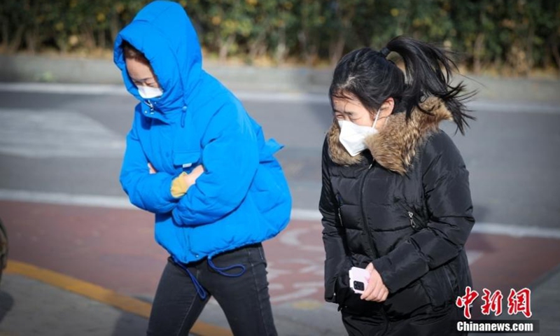 Residents brave heavy wind walking on the street in Beijing, Nov. 29, 2022. (Photo: China News Service/Jia Tianyong)
