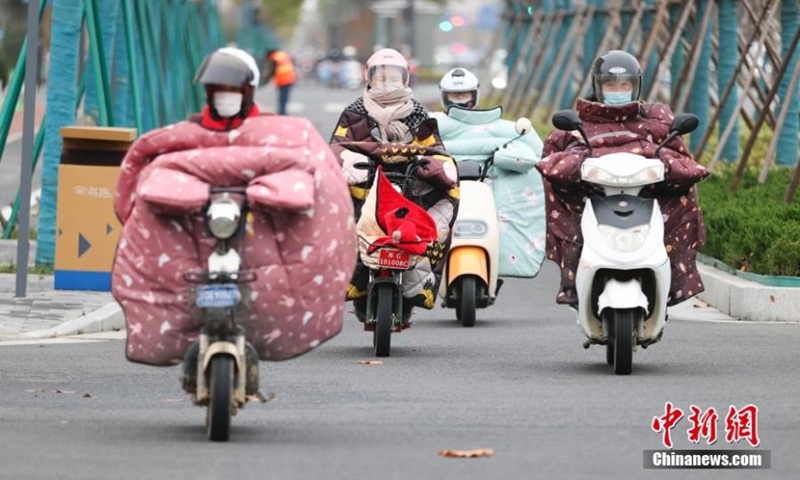 Residents wearing heavy clothing ride electric bikes on the road amid the cold wave in Beijing, Nov. 28, 2022. (Photo: China News Service/Jia Tianyong)

