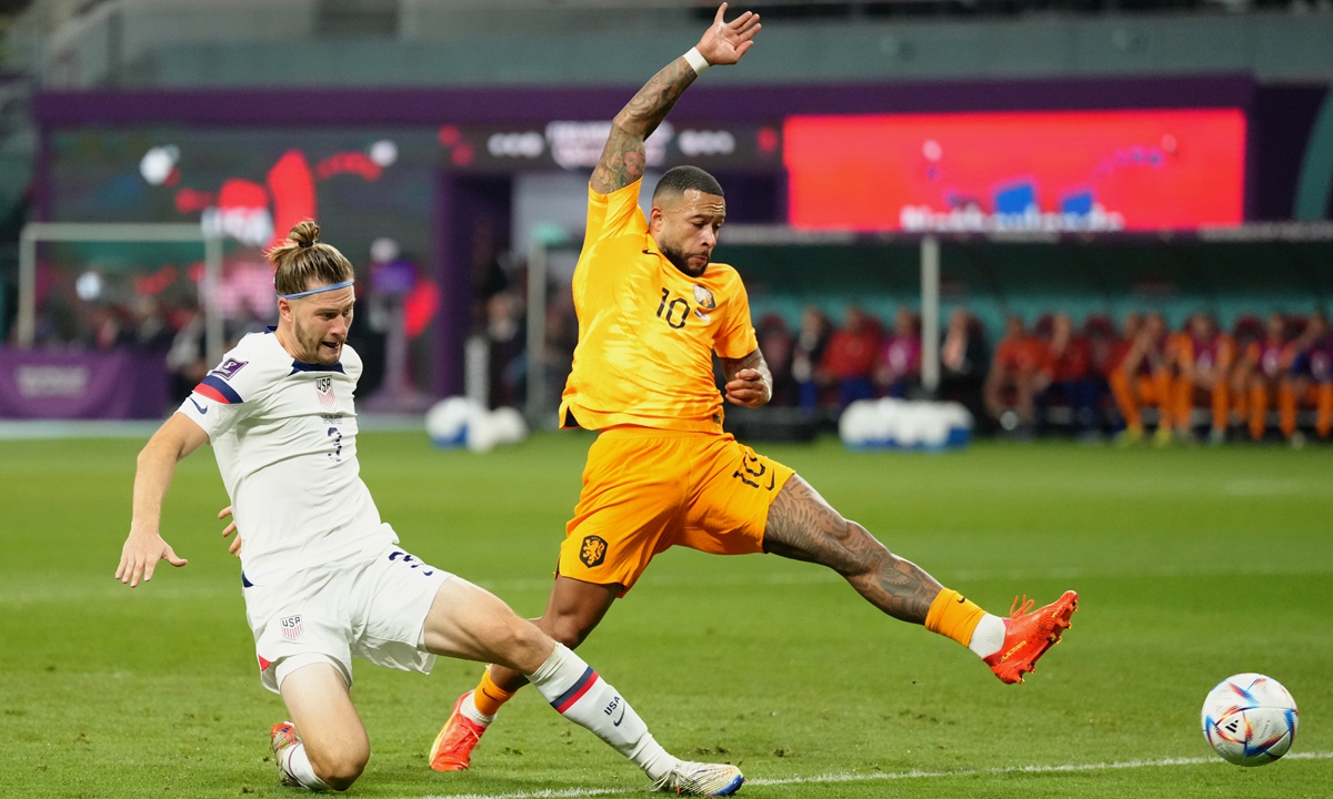 The Netherlands' Memphis Depay (right) fails to reach the ball  in the match against the US on December 3, 2022 in Al Rayyan, Qatar. Photo: VCG