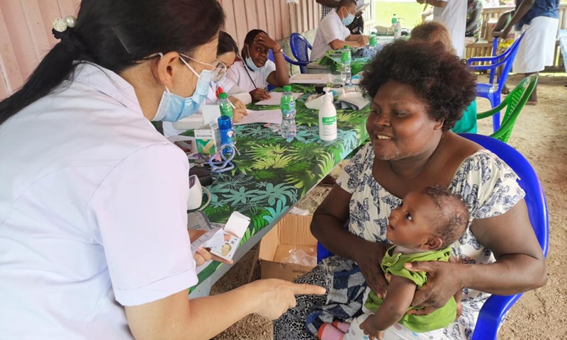 A doctor from the Chinese medical team provides free diagnosis and treatment service to local residents in Gizo, capital of the Western Province, the Solomon Islands, Dec. 1, 2022. China's first medical team in the Solomon Islands on Wednesday provided free health services to people in Gizo, capital of the Western Province, which marked the third free clinical activity the team has conducted since its arrival in the country.(Photo: Xinhua)