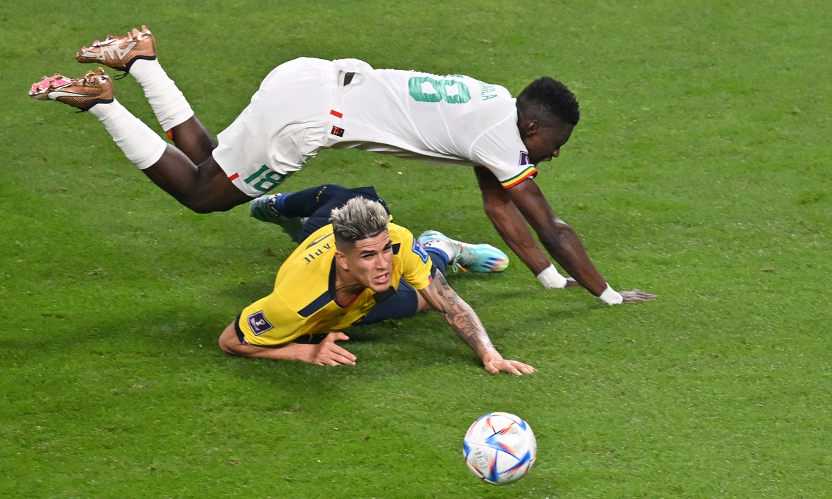  Ecuador's Piero Hincapie (below) fouls Senegal's Ismaila Sarr and commits a penalty during their World Cup Group A match in Doha, Qatar on November 29, 2022. Photo: AFP
