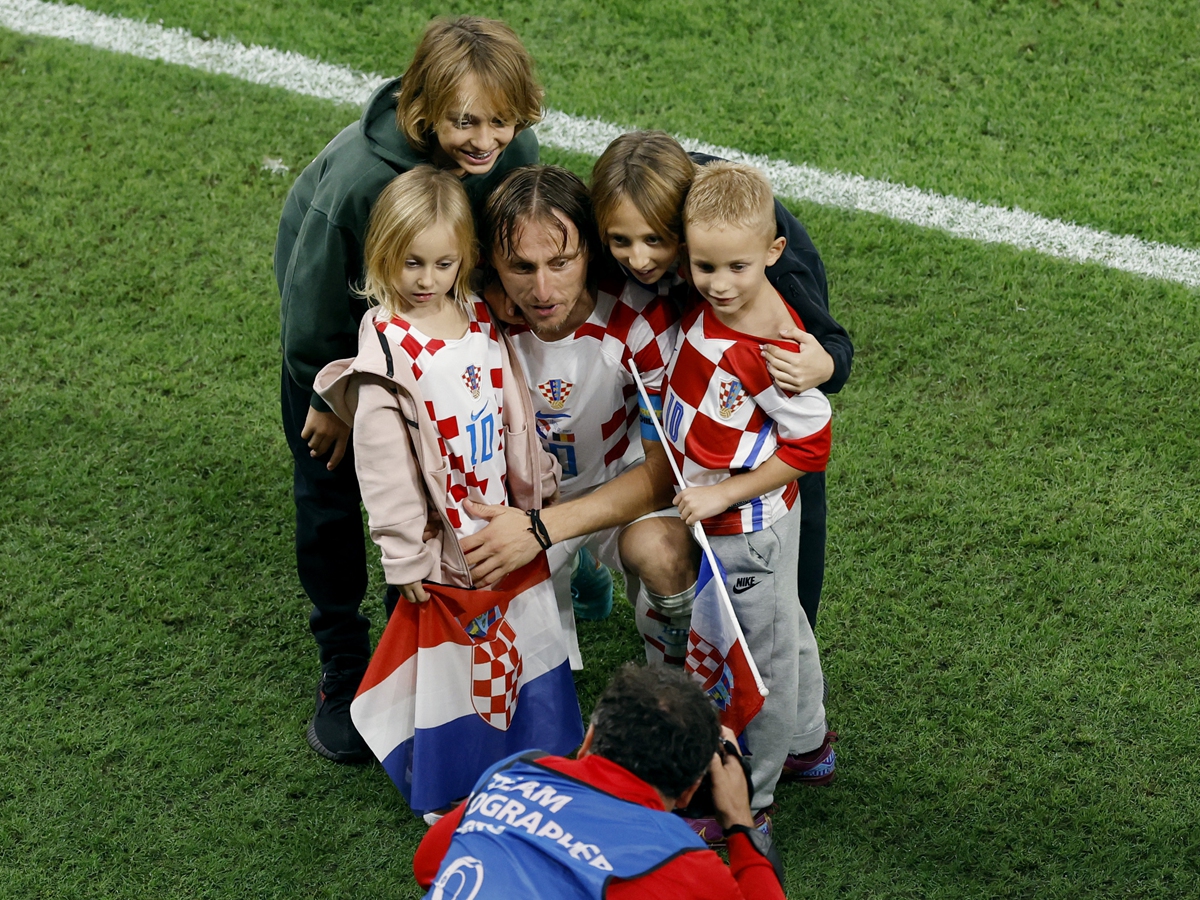  Croatia's Luka Modric celebrates with his children after the win over Belgium in Al Rayyan, Qatar on December 1, 2022. Photo: IC