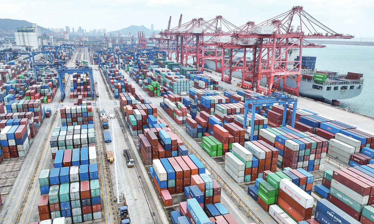 Containerships dock at the terminal of Lianyungang port in East China’s Jiangsu Province on December 4, 2022. Official data showed that Lianyungang port's cargo throughput reached 270 million tons from January to November, a year-on-year increase of 8.32 percent. Photo: VCG
