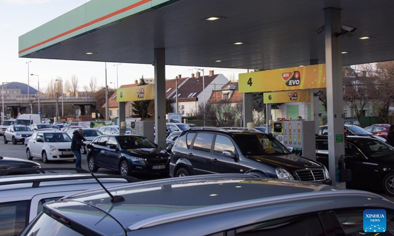 Vehicles line up to be fueled at a gas station in Budapest, Hungary, on Dec. 6, 2022. Drivers in Hungary found it very difficult to refuel on Monday and the situation became even more strained on Tuesday, Gyorgy Bacsa, managing director of Hungary's leading oil and gas company MOL, said, calling the country's fuel supply situation critical.(Photo: Xinhua)