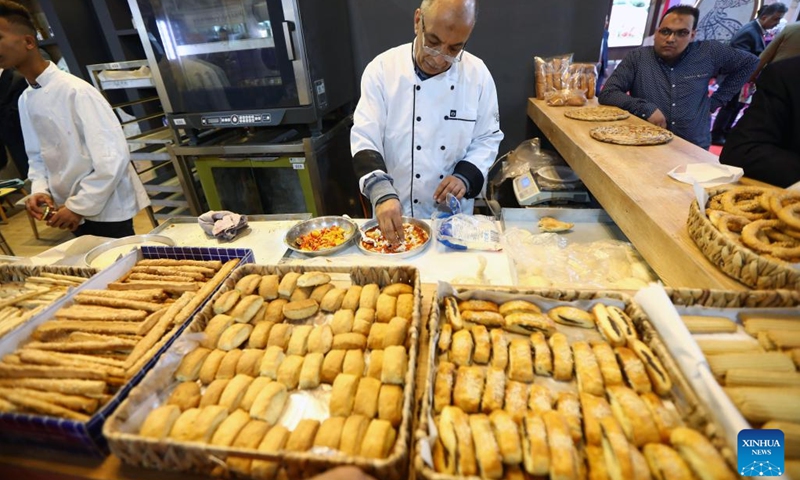 A pastry chef makes food during the Food Africa exhibition in Cairo, Egypt, Dec. 5, 2022. Egypt's capital Cairo hosted on Monday an international exhibition for the agro-food industry in Africa with over 700 exhibitors from more than 30 countries.(Photo: Xinhua)