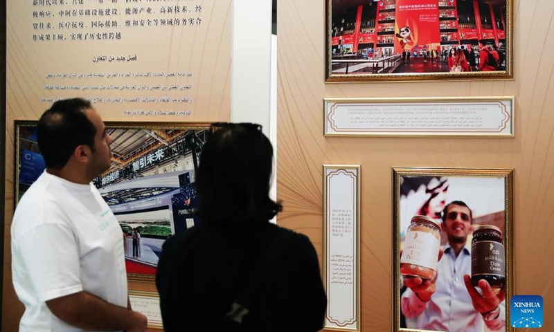 People visit a photo exhibition showcasing the friendly exchanges and cooperation between China and Arab countries in Riyadh, Saudi Arabia, Dec. 7, 2022.(Photo: Xinhua)