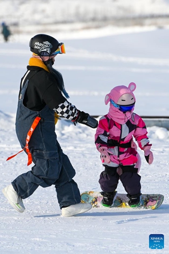 A kid practices snowboarding at a ski resort in Urumqi, northwest China's Xinjiang Uygur Autonomous Region, Dec. 5, 2022.(Photo: Xinhua)