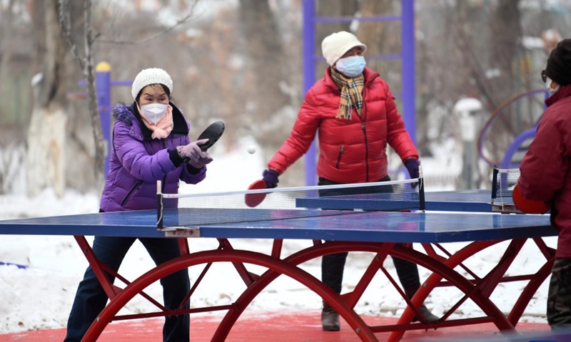 People play table tennis in a park after a snowfall in Urumqi, northwest China's Xinjiang Uygur Autonomous Region, Dec. 7, 2022.(Photo: Xinhua)