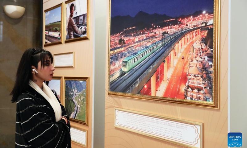 A woman visits a photo exhibition showcasing the friendly exchanges and cooperation between China and Arab countries in Riyadh, Saudi Arabia, Dec. 7, 2022.(Photo: Xinhua)