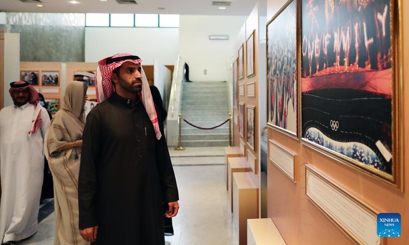 People visit a photo exhibition showcasing the friendly exchanges and cooperation between China and Arab countries in Riyadh, Saudi Arabia, Dec. 7, 2022.(Photo: Xinhua)