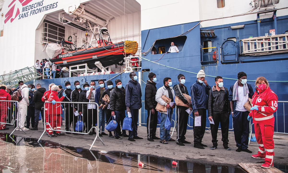 Migrants during the disembarking operations from the ship Geo Barents on December 11, 2022 in Salerno, Italy. 
248 migrants rescued by the Geo Barents ship of the NGO Doctors Without Borders landed in the port of Salerno in 
the southern Mediterranean Sea. Photo: VCG