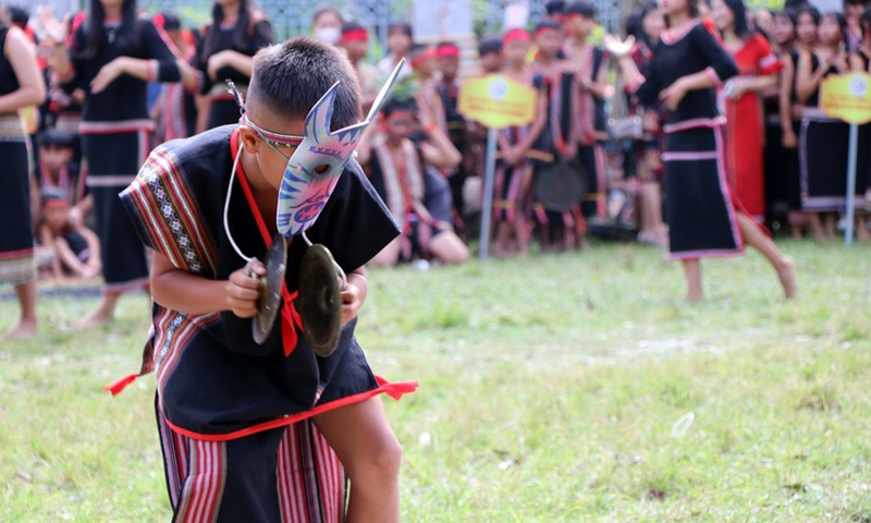 Students perform gongs during a local festival in Vietnam's central highlands Kon Tum province, Oct. 29, 2022.(Photo: Xinhua)