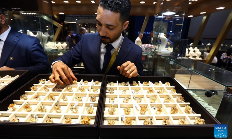 A salesman arranges rings at International Nebu Expo for Gold & Jewelry 2022 in Cairo, Egypt, on Dec. 11, 2022.(Photo: Xinhua)