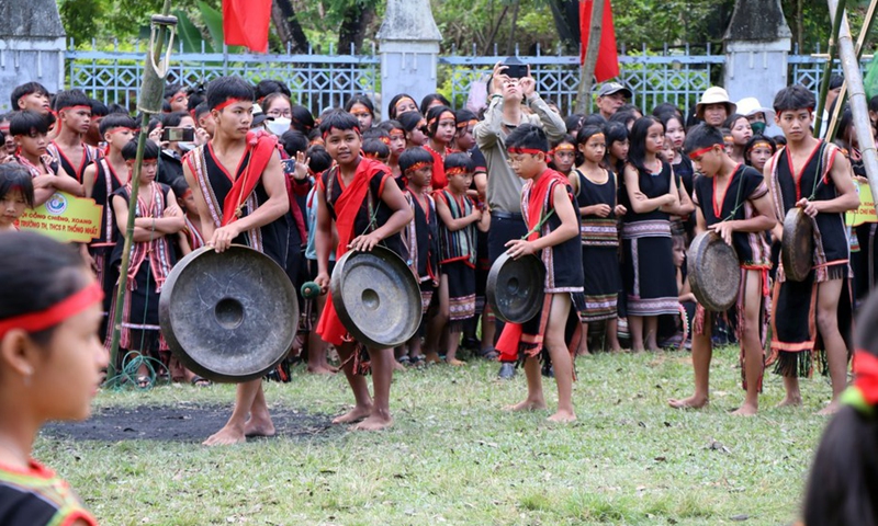 Students perform gongs during a local festival in Vietnam's central highlands Kon Tum province, Oct. 29, 2022.(Photo: Xinhua)