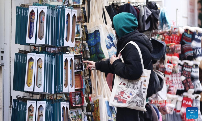 A woman visits a souvenir shop at the Montmartre after snow in Paris, France, Dec. 14, 2022.(Photo: Xinhua)