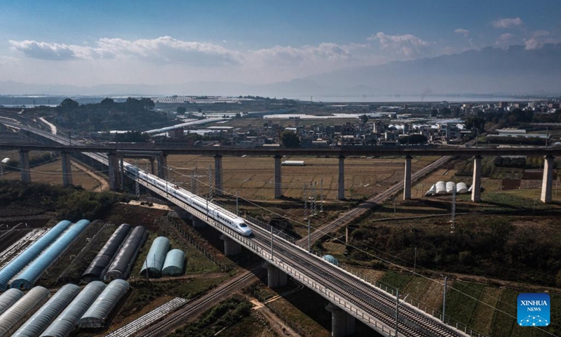 This aerial photo taken on Dec. 16, 2022 shows a train running on the Mile-Mengzi high-speed railway (middle) that intersects with another two railways (upper and lower) in Honghe Hani and Yi Autonomous Prefecture, southwest China's Yunnan Province. A high-speed railway, linking the cities of Mengzi and Mile in southwest China's Yunnan Province, entered operation on Friday.(Photo: Xinhua)