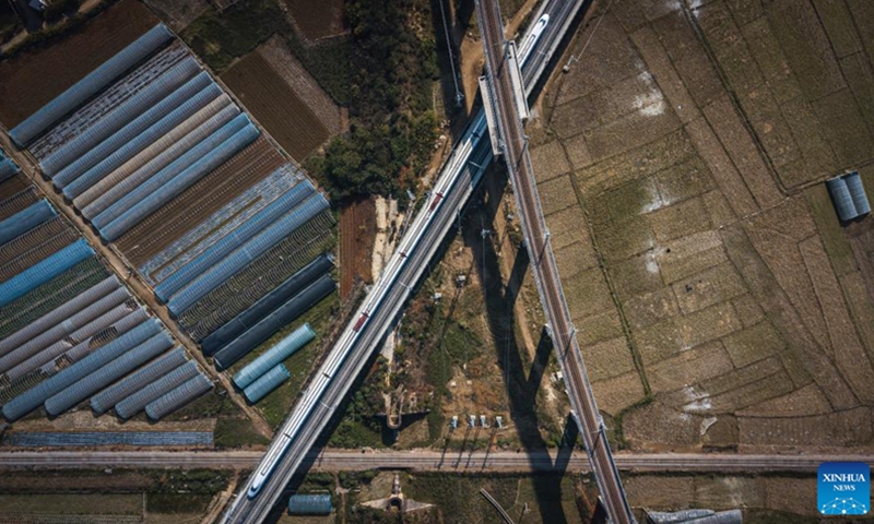 This aerial photo taken on Dec. 16, 2022 shows a train running on the Mile-Mengzi high-speed railway (middle) that intersects with another two railways (upper and lower) in Honghe Hani and Yi Autonomous Prefecture, southwest China's Yunnan Province. A high-speed railway, linking the cities of Mengzi and Mile in southwest China's Yunnan Province, entered operation on Friday.(Photo: Xinhua)