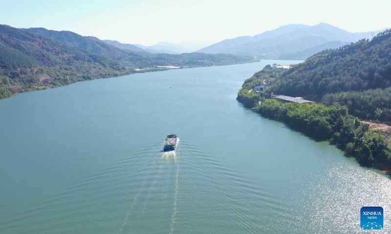 This aerial photo shows a new energy cargo ship sailing in the Minjiang River in southeast China's Fujian Province on Dec. 18, 2022. The main stream of Minjiang River reopened to navigation on Sunday. Navigation in the river's main stream had been suspended for years due to changes in water level and hydrogeological conditions.(Photo: Xinhua)