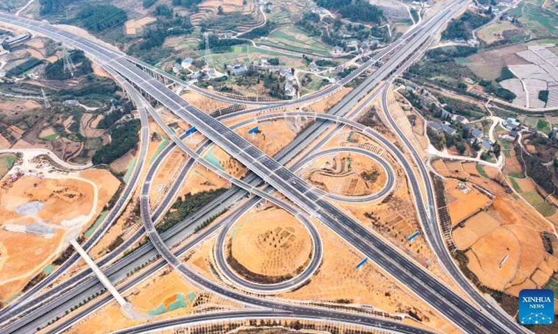 This aerial photo taken on Dec. 15, 2022 shows engineering vehicles running on the Lianchi interchange of an expressway linking Renhuai City and Zunyi City in southwest China's Guizhou Province. The Renhuai-Zunyi Expressway was officially put into full operation on Friday. It reduces the road travel time between Renhuai and Zunyi from an hour and a half to 30 minutes.(Photo: Xinhua)