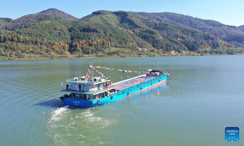 This aerial photo shows a new energy cargo ship sailing to the Fuzhou Port in southeast China's Fujian Province on Dec. 18, 2022. The main stream of Minjiang River reopened to navigation on Sunday. Navigation in the river's main stream had been suspended for years due to changes in water level and hydrogeological conditions.(Photo: Xinhua)