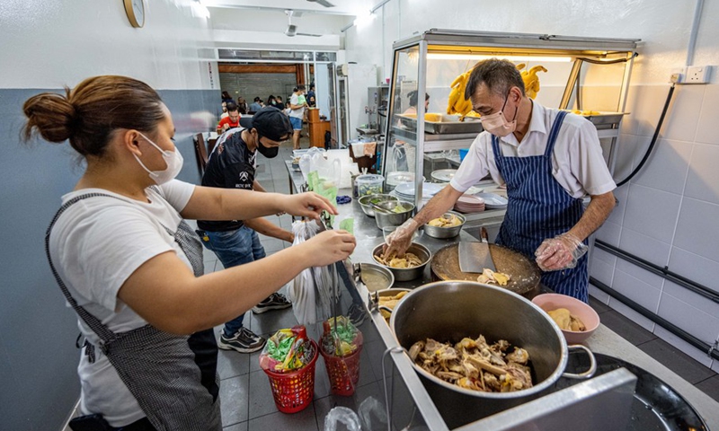 Andrew Wong Hin Hau prepares chicken for Hainan chicken rice in Kota Kinabalu in Sabah, Malaysia, Dec. 3, 2022.(Photo: Xinhua)