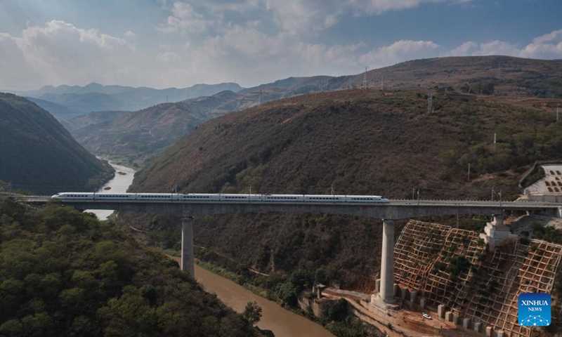 This aerial photo taken on Dec. 16, 2022 shows a train running on the Nanpanjiang Bridge along the Mile-Mengzi high-speed railway in Honghe Hani and Yi Autonomous Prefecture, southwest China's Yunnan Province. A high-speed railway, linking the cities of Mengzi and Mile in southwest China's Yunnan Province, entered operation on Friday.(Photo: Xinhua)