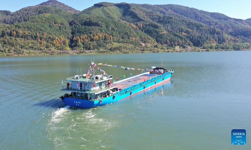 This aerial photo shows a new energy cargo ship sailing to the Fuzhou Port in southeast China's Fujian Province on Dec. 18, 2022.

The main stream of Minjiang River reopened to navigation on Sunday. Navigation in the river's main stream had been suspended for years due to changes in water level and hydrogeological conditions. (Xinhua/Lin Shanchuan)