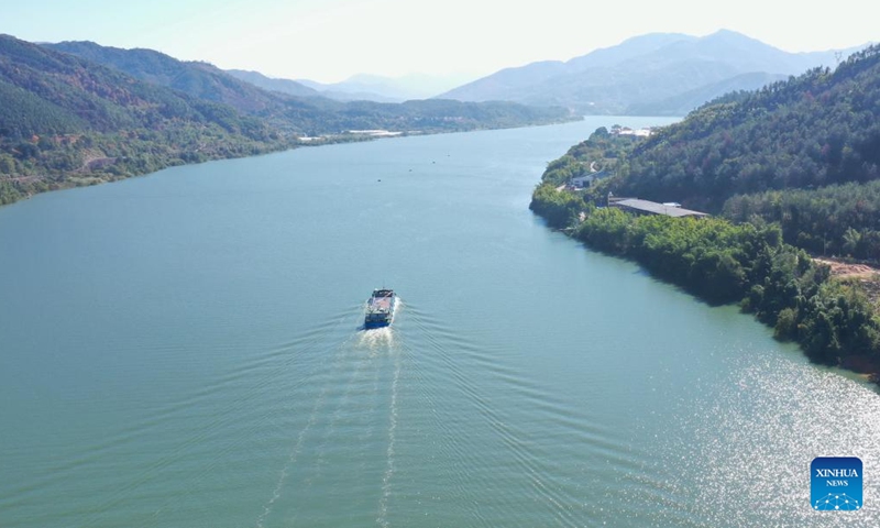 This aerial photo shows a new energy cargo ship sailing in the Minjiang River in southeast China's Fujian Province on Dec. 18, 2022.

The main stream of Minjiang River reopened to navigation on Sunday. Navigation in the river's main stream had been suspended for years due to changes in water level and hydrogeological conditions. (Xinhua/Lin Shanchuan)