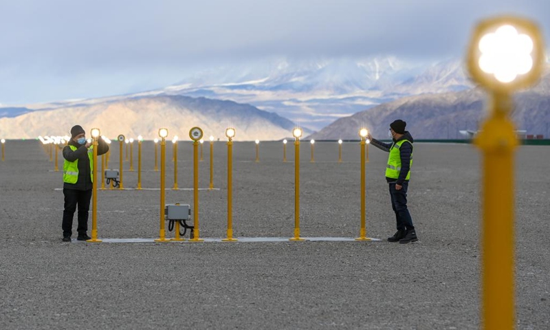 Staff members check navigation light system at a new super-high plateau airport in Taxkorgan Tajik Autonomous County, northwest China's Xinjiang Uygur Autonomous Region, Dec. 19, 2022. A new super-high plateau airport will be inaugurated here on Friday, according to the Xinjiang branch company of China Southern Airlines Co., Ltd.(Photo: Xinhua)