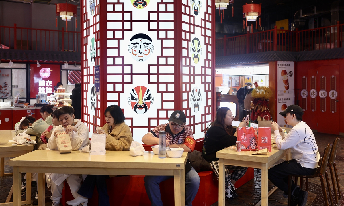 People eat at a restaurant in a shopping mall in Chaoyang district, Beijing on December 21, 2022. A number of shopping malls in Beijing announced that from December 21, restaurants will no longer check nucleic acid testing results. Photo: VCG