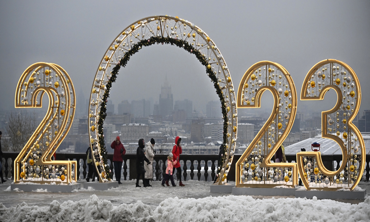 Pedestrians walk past illuminated New Year 2023 numerals at Vorobyovy Hills observation point in Moscow, Russia, on December 22, 2022. Photo: AFP