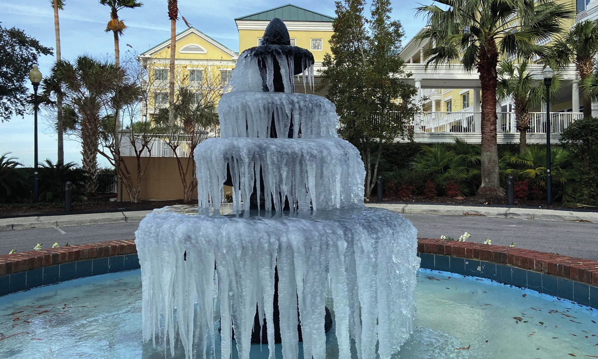 Ice adorns a fountain in Charleston, South Carolina, the US on December 24, 2022. Photo: VCG