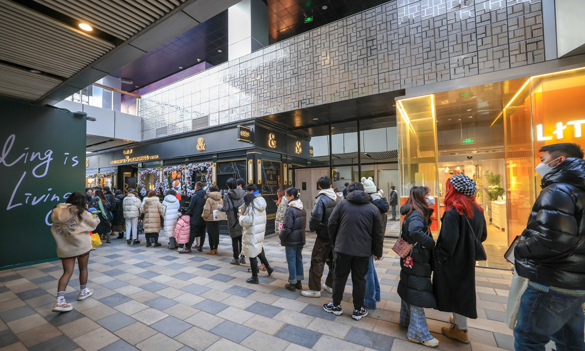 People line up in front of a popular shop in Sanlitun, Beijing's downtown area on December 25, 2022. Business is resuming gradually in the capital city after infections peak.Photo:IC