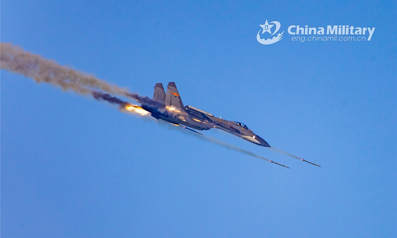 A fighter jet attached to an aviation brigade of the air force under the PLA Southern Theater Command flies away from the simulated aerial combat zone during a live-fire training exercise on December 8, 2022. (eng.chinamil.com.cn/Photo by Liu Hang)