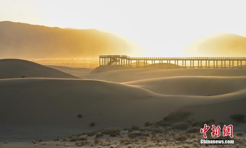 Scenery of the national desert park in Zhanang County of Shannan, southwest China's Tibet Autonomous Region, Dec. 24, 2022. Zhanang national desert park is the first desert park in the Tibet Autonomous Region and includes an ecological conservation zone, a science and education zone, a museum of desert-related science and technology, and a yard of desert plants, in addition to some areas for recreation and photography. (Photo: China News Service/Zhao Lang) 