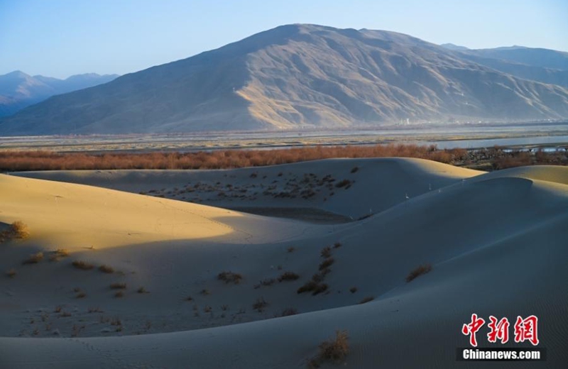 2022 年 12 月 24 日，中国西南部西藏自治区山南市扎南县国家沙漠公园的风景。（照片：中新社/赵朗）