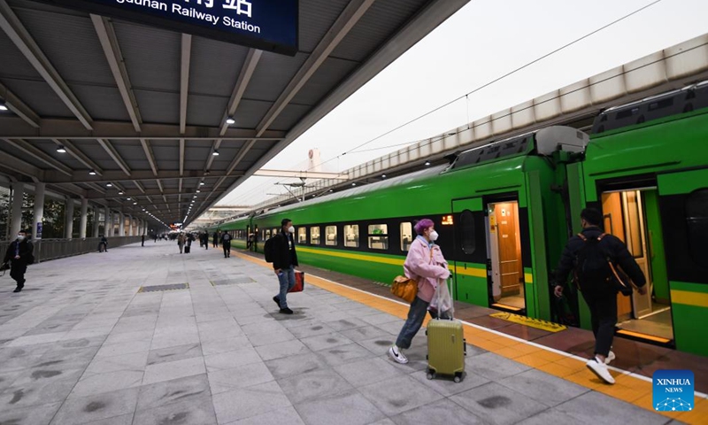 Passengers board a Fuxing bullet train coded C57 on the new Chengdu-Kunming Railway at Chengdu South Railway Station in Chengdu, southwest China's Sichuan Province, Dec. 26, 2022. A railway linking Chengdu and Kunming, two major cities in southwest China, is now fully operational with the opening of its last section on Monday.(Photo: Xinhua)