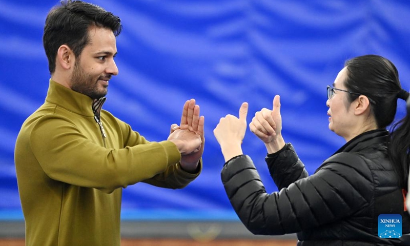 Huo Jinghong (R) gives a thumb up to Muhammad Nabil at a martial arts gym in Xiqing District, north China's Tianjin, Dec. 25, 2022. Muhammad Nabil is a Pakistani student at Nankai University in Tianjin. In 2018, he chose to come to Tianjin to study for his Ph.D., not only to achieve quality education here, but also to fulfill his dream to chase the Chinese martial arts, or Kung Fu.(Photo: Xinhua)