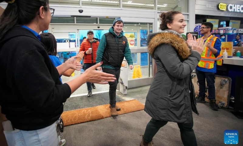 Shoppers are welcomed by employees as they enter an electronics store during the Boxing Day sale in Vancouver, British Columbia, Canada, on Dec. 26, 2022. Boxing Day is one of the biggest shopping days in Canada.(Photo: Xinhua)